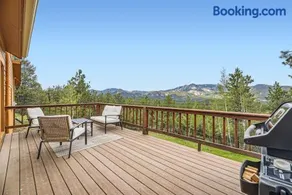 Serene Pine Foothills Cabin Hot Tub & Deck Views - Image 4