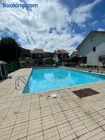 Chalet en urbanización con piscina - Image 3