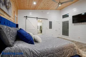 Romantic Diamond Cabin w jet shower & secluded back deck - Image 4