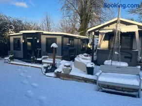 Sunset Retreat Cabin, Private Hot Tub Cinema Cabin, Romantic Escape Near Town - Image 4