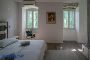 JR Luxury Guesthouse - Image 2