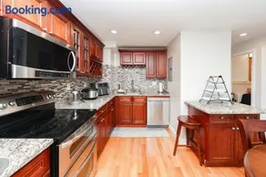 Eastie Roomy 3BR with Easy City and Airport Access - Image 3