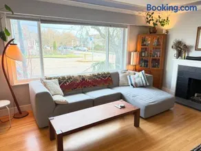 The Orange Door Bungalow- 2-BR w private yard, walkable to cafes & restaurants, 10 min to DT - Image 4
