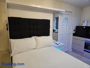 Studio for 2Guests-Parking-Garden-NearLondon-Ac - Image 2