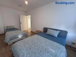 Spacious Flat with 3 bedooms for 5-8 guests - Image 1