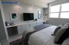Renovated 21st Floor Private Unit located in Coconut Grove Hotel - Image 2
