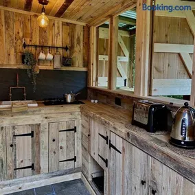Bee Bole Cabin - Image 2