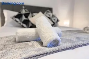 New King-size bed en-suit, luxury refurbished home - Image 1