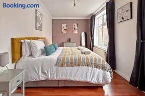 Stylish Town Centre Apartment, ALLOCATED FREE PARKING SPACE, RICKMANSWORTH HIGH STREET, Modern Decor, Juliet Balcony, Walking Distance to Rickmansworth Station Metropolitan Line - Image 2