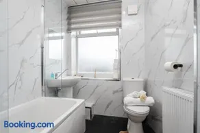 Luxury Haven 3-BDR House - Perefct for Contractors & Long Stays - Guests 8 - Hi-Speed Wi-Fi - Private Garden - Free Street Parking - Image 4