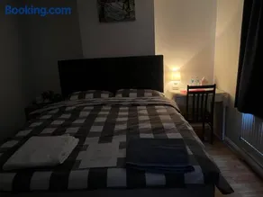 Large Double Bedroom with free on site parking max car length 5 metres - Image 3