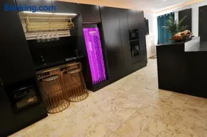 OLGA Luxury Suite I 5 min from airport I central location I traditional village - Image 3