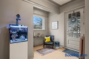 Elegant and Chic 2Bed 2Bath steps from the lake! - Image 2