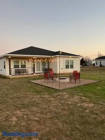 Modern Farmhouse in McDade - Image 2