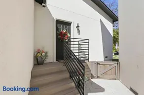 Angie Oasis Yard, Loft & Stocked Kitchen - Image 1