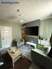 Cosy Room Near Train & Hospital - Image 3
