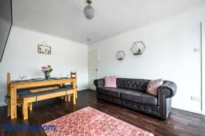 Cosy 3-Bed Home l Free Parking l WiFi l Sleeps 8 l Family Friendly l Hosted by The Cosy Corner Nationwide - Image 4