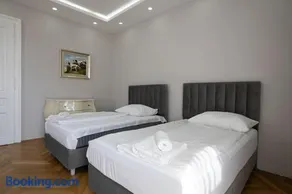 Charming 2-Room Apartment with Balcony, 15 Min to Center - Image 2