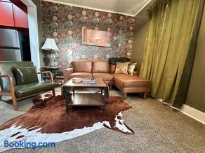 Bigfoot Bungalow-1BD1BABalcony-Downtown RS - Image 1