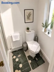 Contractors' Home Away from Home, 4BDR, FreeParking - Image 3