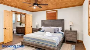 Pottsboro Lodge - Sleeps 15 - Hot Tub & Patio - Image 1