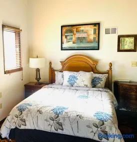 Longview Lake Getaway 4-Bedroom house - Image 4