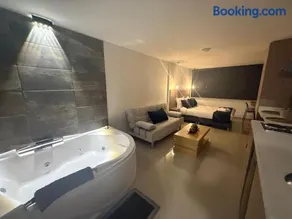 Apto con Jacuzzi Privado y Cama Doble - Image 4