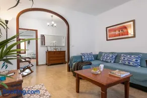Spacieux appartement entièrement équipé avec terrasse et jardin - Image 2