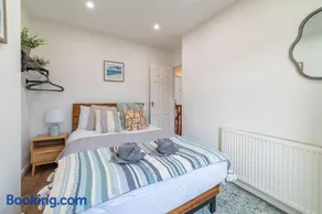 Beautiful Three Bedroom House - Manchester Escape - Image 3