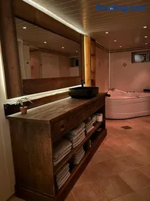 Cabin with large outdoor area - Image 2