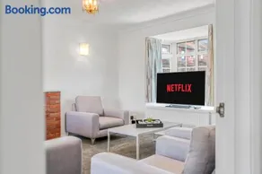 Cozy 3 Bedroom Retreat perfect for family and work travel - Image 3