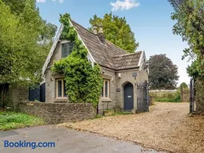 2 bedroom cosy cottage with hot tub in hambrook close to Bristol City Centre - Image 1