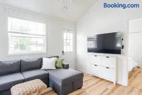 Lakeside Retreat, Cozy 2BD Cottage with Firepit Close to the Lake - Image 2