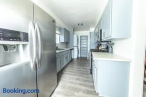 8 Beds Home with 4 Car Parking Space - Near DTLB - Image 5