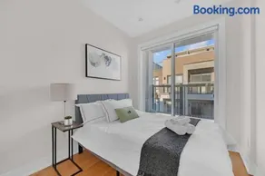 Designer Yorkdale 2BR Townhouse, Private Patio, Parking - Image 2