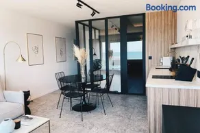Wonderful architect designed flat with sea view - Image 2