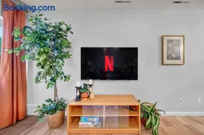 Near Airport - King Bed - Pet Friendly - Image 4