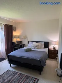Wonderful room in great neighborhood in private house for One Person Only - Image 1