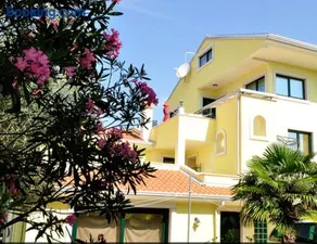 Apartments Adri, Parking in the yard - Image 1