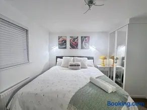 Entire 3-Bed Home, 5 mins to City Centre, Sleeps 6, 2 Free Parking - Image 3
