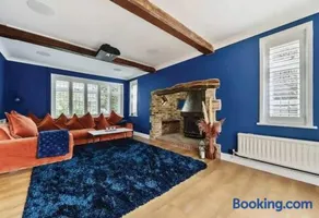 Country Manor Pool & Spa Games Room Cinema - Image 2
