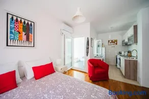 Violet Red Yellow Apartments - Image 3