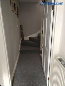 Cheerful 3-bedroom townhouse with free parking on site - Image 4