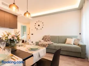 Jacuzzi Luxury 2-Bedroom Apartment Iseo Piazza Garibaldi - Terrace & AC - Image 1