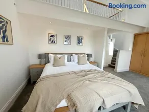 Tenby Sea View Apartment with Swimming Pool - Image 4