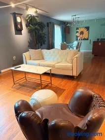 CrystalCityHouse-Near DC-Walk to Metro-5BR 3 Bath - Image 1