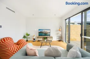 Brand New 3-Level Family Home for 10 &Box Hill - Image 1