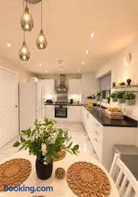 Newland House 3BR Luxury Stay - Image 4