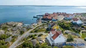 Lägenhet med havsutsikt & uteplats i vårt hus på Käringön - Image 1