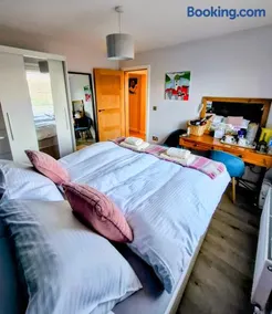 Cosy guest room in a family home with private bathroom and free parking - Image 4